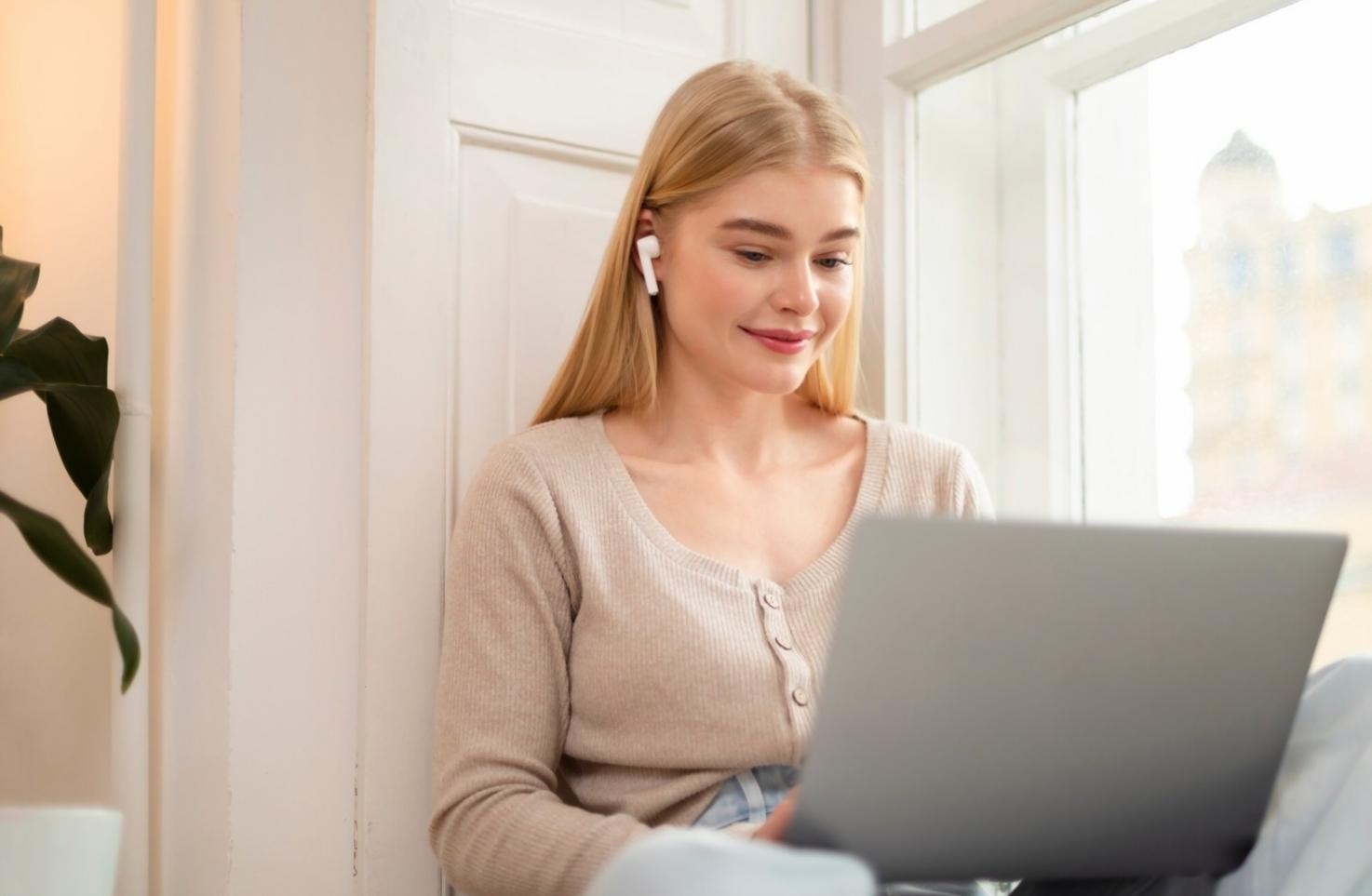 Studierende arbeiten gemeinsam an einem IT-Projekt