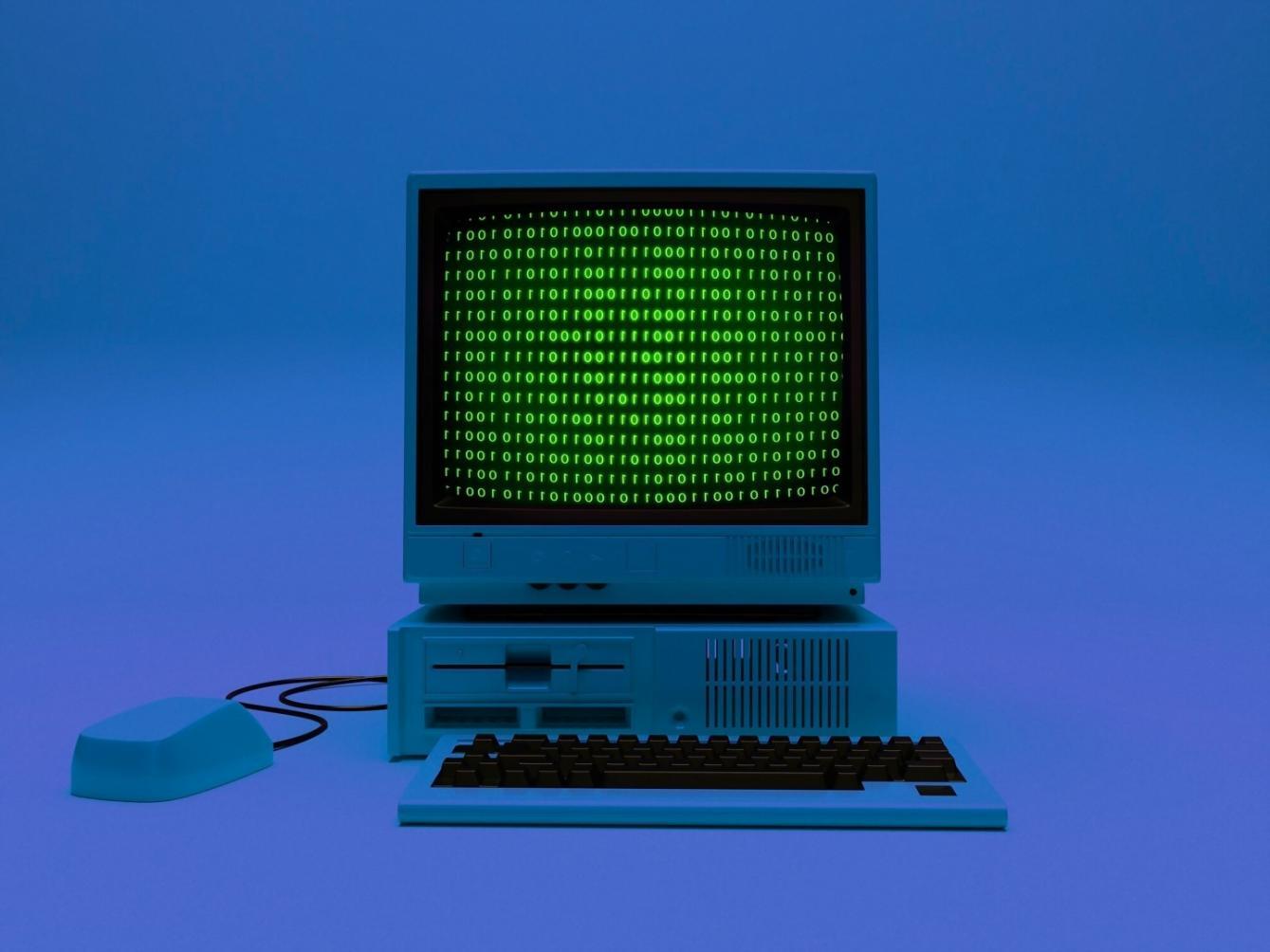 Studenten arbeiten gemeinsam an einem Webprojekt
