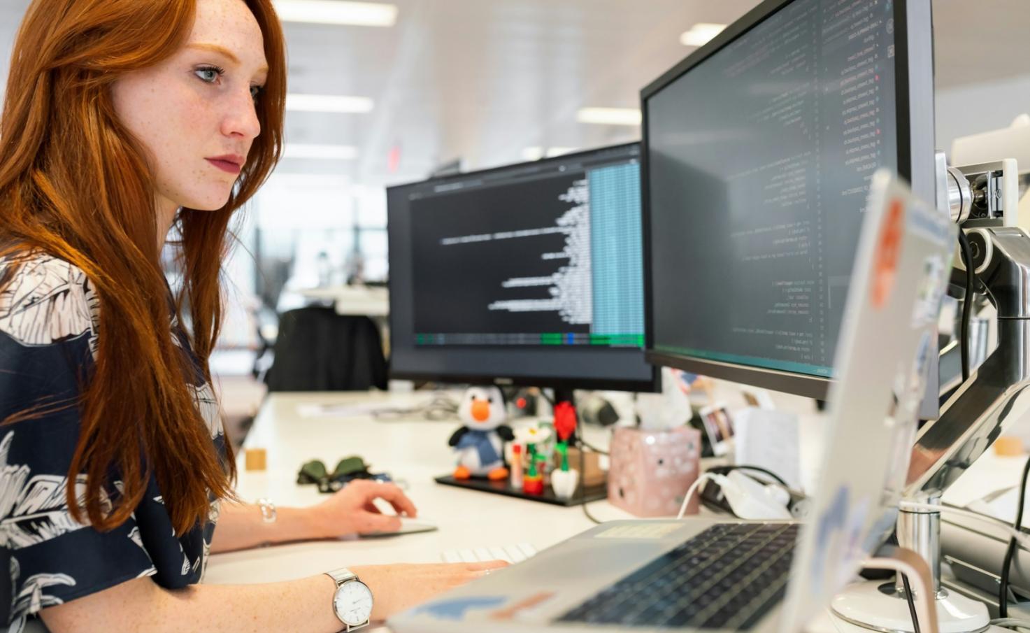 Team von Studythrysara bei der Arbeit an Web-Projekten